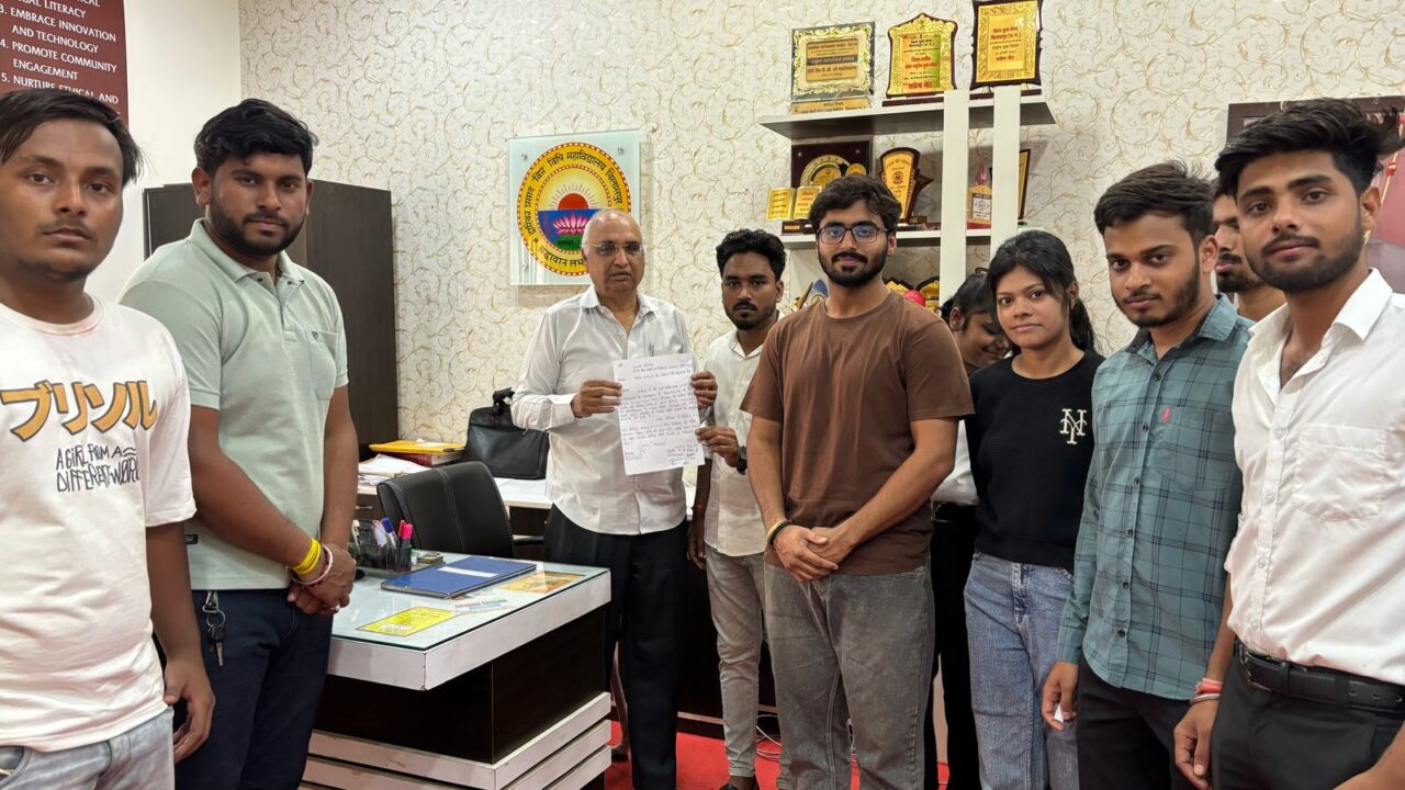 डीपी लॉ कॉलेज के छात्रों ने रविवार को भी कैश काउंटर खोलने की मांग को लेकर प्राचार्य को सौंपा ज्ञापन